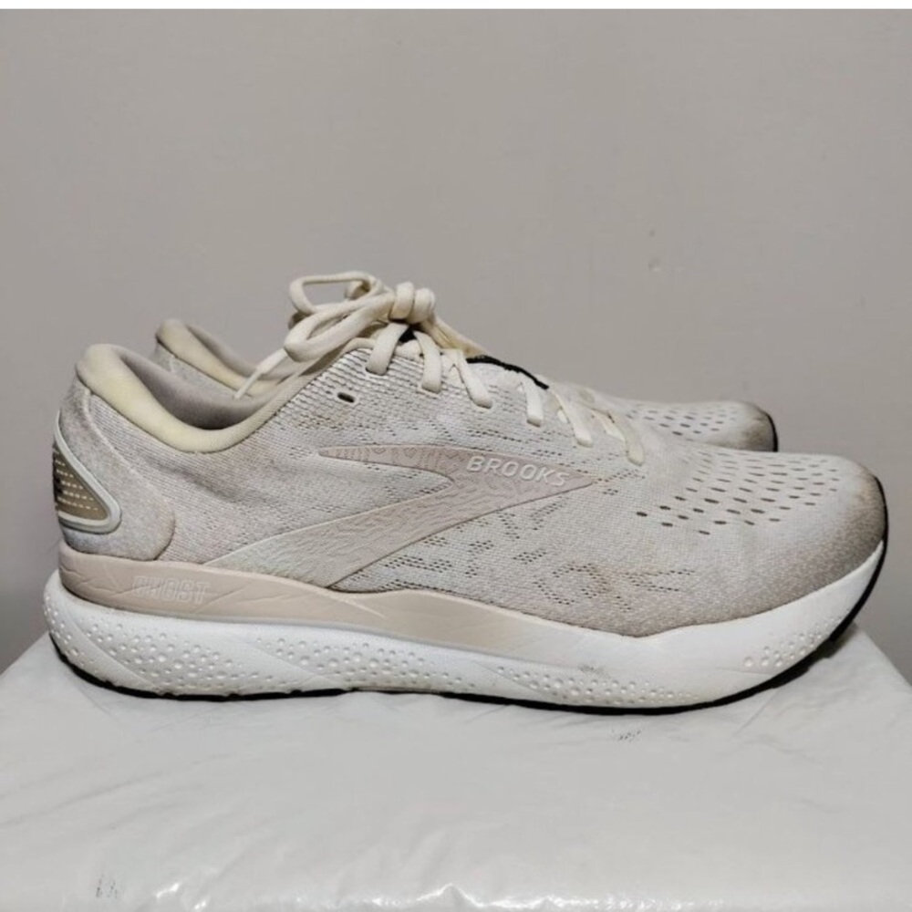 Brooks Ghost 16 Men's Sneakers in Ivory, Light Beige and White! Size 11 D! GUC